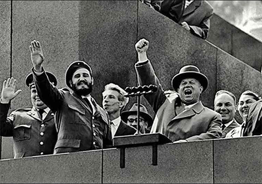 Fidel Castro et Khrouchtchev sur le podium du mausolée